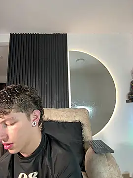 Snapshot of ARON_LUXX chatting on February 13, 2026, 3:06 am ARON LUXX online show from February 13, 2026, 3:06 am