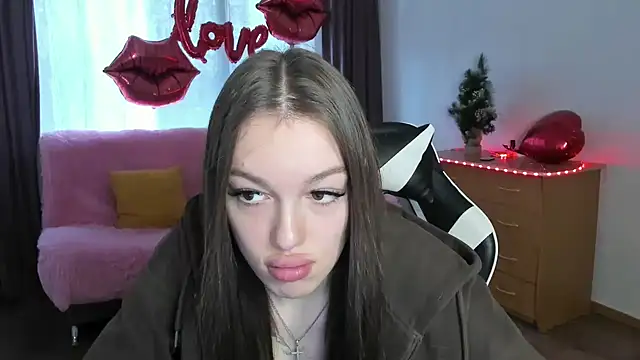 CandyGyrl online show from April 13, 2026, 8:18 am