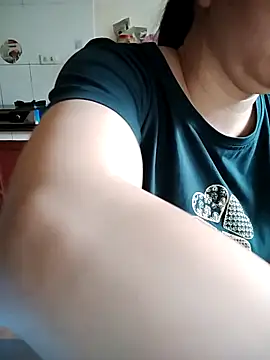 LiilyZi online show from April 6, 2026, 1:45 am