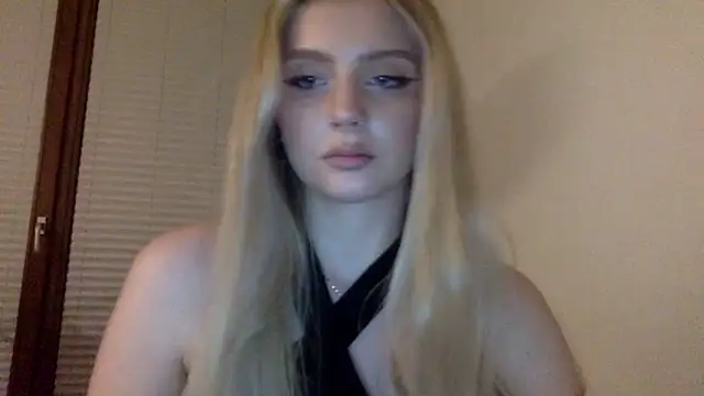 Snapshot of MayaWetDream chatting on April 28, 2026, 8:35 pm MayaWetDream online show from April 28, 2026, 8:35 pm