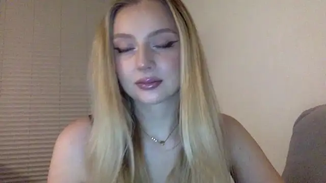 Snapshot of MayaWetDream chatting on March 1, 2026, 4:40 pm MayaWetDream online show from March 1, 2026, 4:40 pm