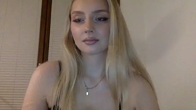 Snapshot of MayaWetDream chatting on May 3, 2026, 7:39 pm MayaWetDream online show from May 3, 2026, 7:39 pm