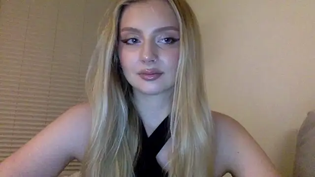 Snapshot of MayaWetDream chatting on May 6, 2026, 8:24 pm MayaWetDream online show from May 6, 2026, 8:24 pm