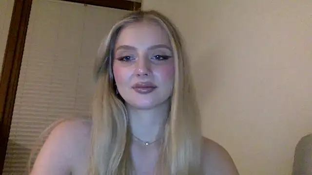 Snapshot of MayaWetDream chatting on April 21, 2026, 8:48 pm MayaWetDream online show from April 21, 2026, 8:48 pm