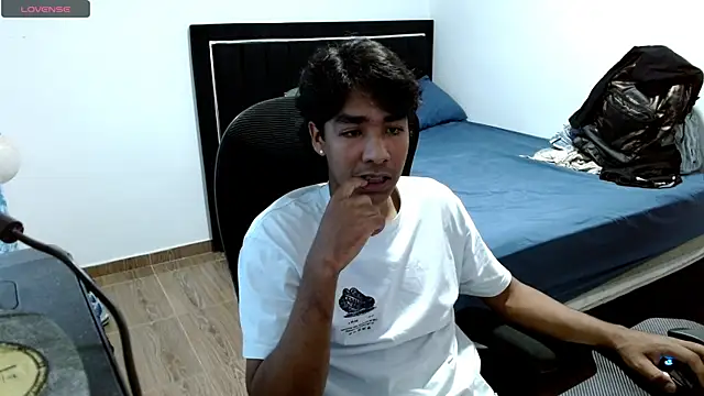 Snapshot of Pedestal_diamant chatting on February 18, 2026, 8:05 pm Pedestal diamant online show from February 18, 2026, 8:05 pm