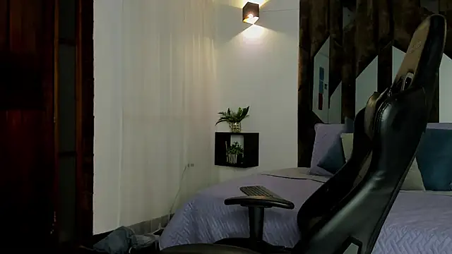 Logan Wolf-js online show from April 5, 2026, 1:56 am