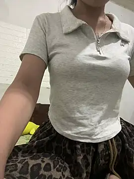 DoliceGirl2k online show from May 3, 2026, 2:42 pm