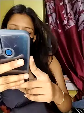 Snapshot of Naina-hott chatting on May 7, 2026, 6:33 pm Naina-hott online show from May 7, 2026, 6:33 pm