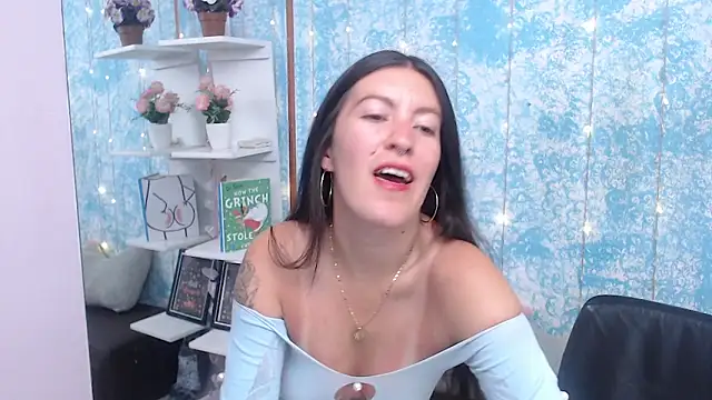 HannaOwen  online show from March 24, 2026, 5:35 pm