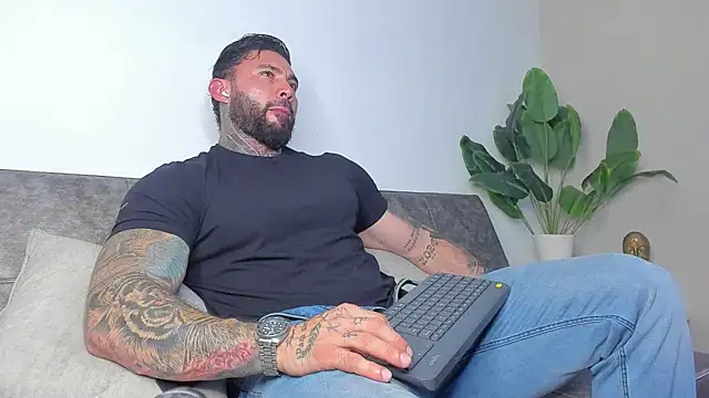 Snapshot of Alessrose chatting on June 25, 2026, 9:31 pm Alessrose online show from June 25, 2026, 9:31 pm