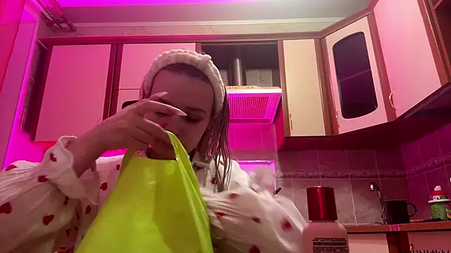 MiaBerlateen online show from February 25, 2026, 6:30 pm