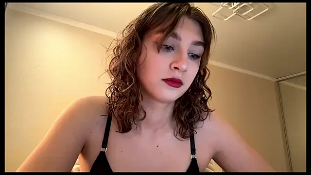 Snapshot of ElliKrovel chatting on February 10, 2026, 11:20 am ElliKrovel online show from February 10, 2026, 11:20 am