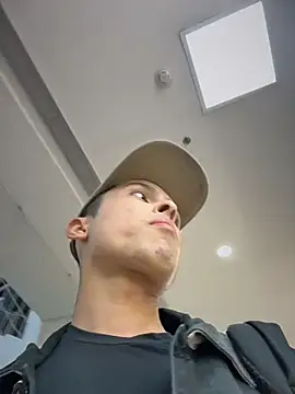 Snapshot of Eros_lee chatting on March 1, 2026, 10:43 pm Eros lee online show from March 1, 2026, 10:43 pm