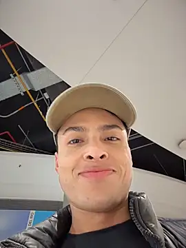 Snapshot of Eros_lee chatting on February 25, 2026, 11:37 pm Eros lee online show from February 25, 2026, 11:37 pm