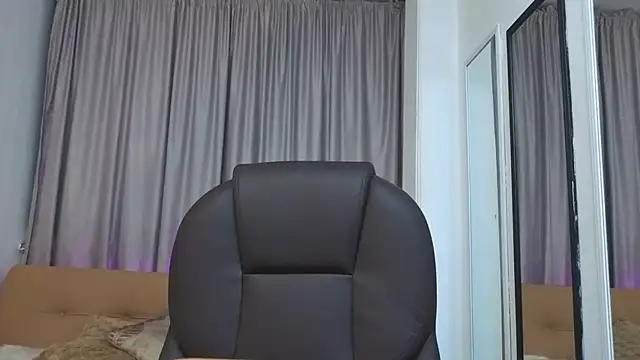 Mia Naive online show from March 27, 2026, 12:28 pm