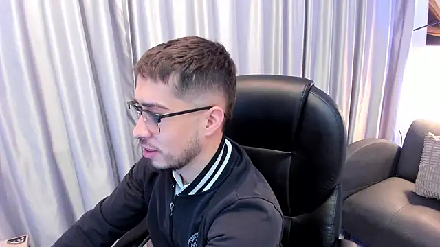 Snapshot of Tommas_Jhonson chatting on June 4, 2026, 12:10 pm Tommas Jhonson online show from June 4, 2026, 12:10 pm