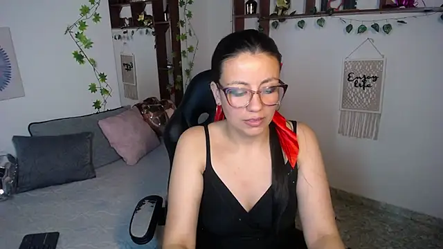 Snapshot of QueenRose94 chatting on February 21, 2026, 2:52 pm QueenRose94 online show from February 21, 2026, 2:52 pm