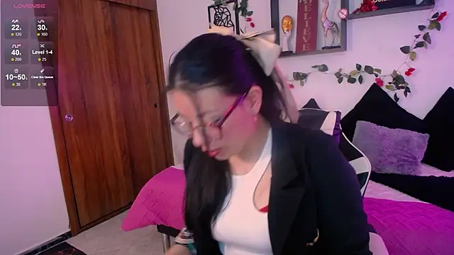 Snapshot of QueenRose94 chatting on February 19, 2026, 1:08 pm QueenRose94 online show from February 19, 2026, 1:08 pm