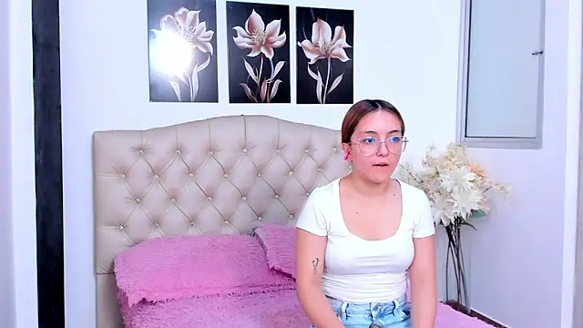 Snapshot of Kitty_f00x chatting on June 3, 2026, 7:29 pm Kitty f00x online show from June 3, 2026, 7:29 pm