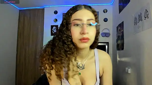 Snapshot of Alice_and_Amber_10 chatting on May 8, 2026, 2:43 pm Alice and Amber 10 online show from May 8, 2026, 2:43 pm