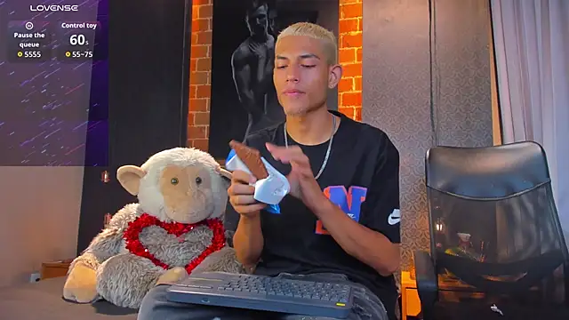 Snapshot of ItsZairen chatting on February 19, 2026, 5:59 am ItsZairen online show from February 19, 2026, 5:59 am