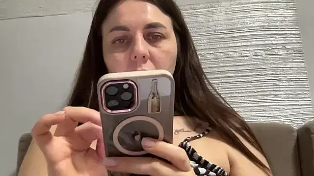 Snapshot of Darsy_Rox chatting on February 14, 2026, 10:43 pm Darsy Rox online show from February 14, 2026, 10:43 pm