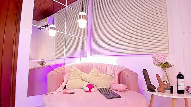 velvetnami online show from April 7, 2026, 12:40 pm