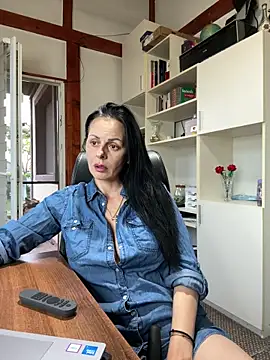 MiriamDelyn online show from May 31, 2026, 5:40 pm