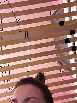 Snapshot of LaraHolt chatting on February 21, 2026, 9:06 pm LaraHolt online show from February 21, 2026, 9:06 pm