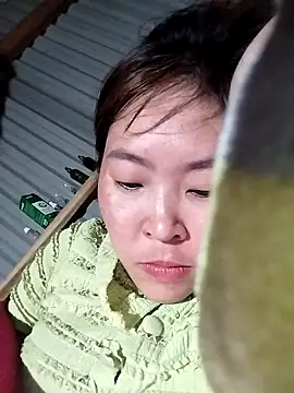 Yiyoongg online show from February 18, 2026, 1:29 pm