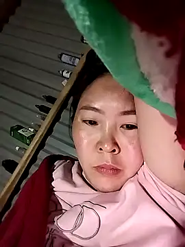 Yiyoongg online show from February 27, 2026, 1:33 pm