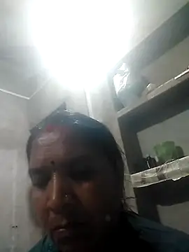 Snapshot of Loomaraj chatting on February 16, 2026, 8:18 pm Loomaraj online show from February 16, 2026, 8:18 pm