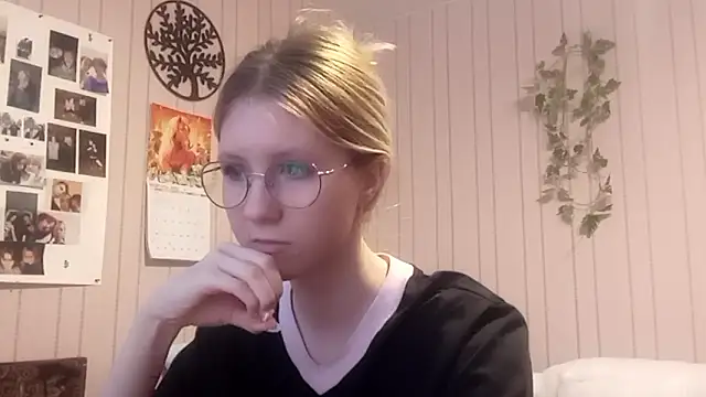 Snapshot of RunawayBr1de chatting on February 21, 2026, 2:52 pm RunawayBr1de online show from February 21, 2026, 2:52 pm