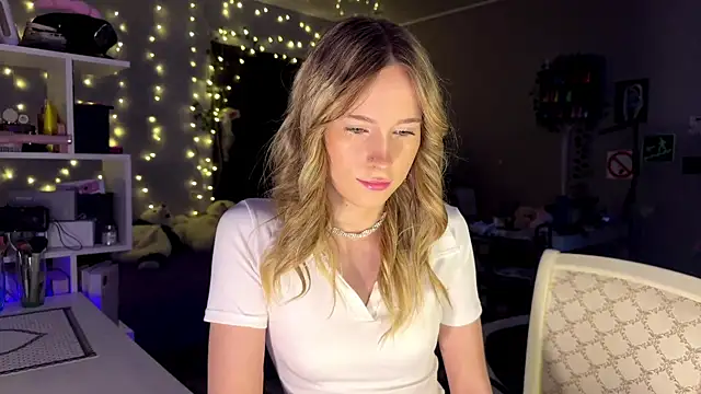 Snapshot of amily_sunray chatting on February 15, 2026, 1:54 pm amily sunray online show from February 15, 2026, 1:54 pm