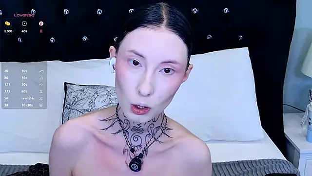 roxy morrison x online show from April 18, 2026, 1:02 pm