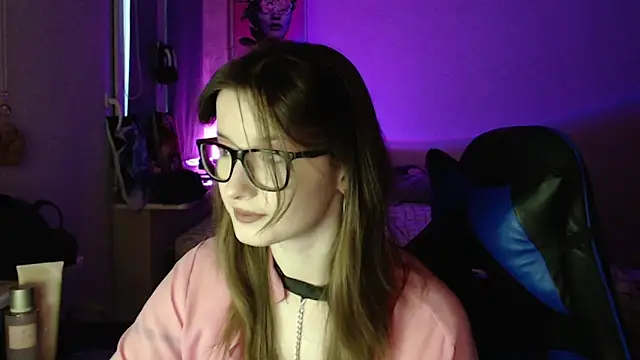 LunaXcherry online show from April 10, 2026, 5:42 pm