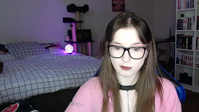 LunaXcherry online show from March 31, 2026, 4:42 pm