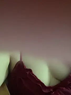 Strawberry-wet online show from April 21, 2026, 3:57 am