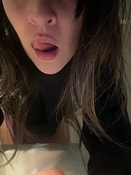 Snapshot of justinahallo chatting on July 11, 2026, 5:24 pm justinahallo online show from July 11, 2026, 5:24 pm