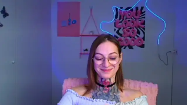 Snapshot of Esmi_Winter chatting on February 20, 2026, 6:37 am Esmi Winter online show from February 20, 2026, 6:37 am