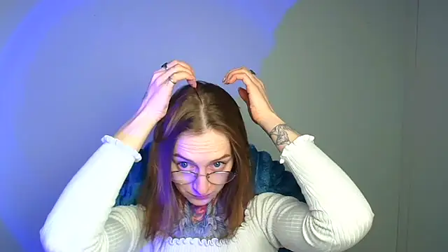 Snapshot of Esmi_Winter chatting on February 24, 2026, 6:25 am Esmi Winter online show from February 24, 2026, 6:25 am