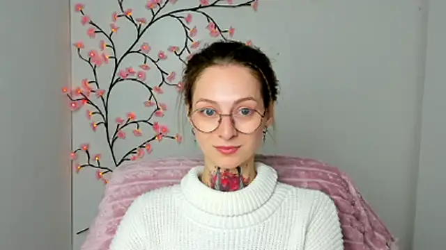 Esmi Winter online show from April 11, 2026, 11:14 am