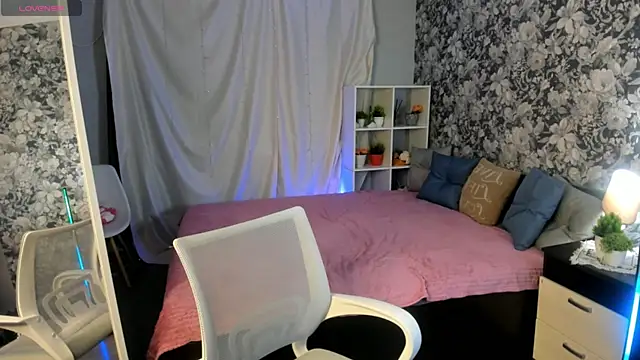 Snapshot of Coraline_kitty chatting on May 19, 2026, 11:39 am Coraline kitty online show from May 19, 2026, 11:39 am