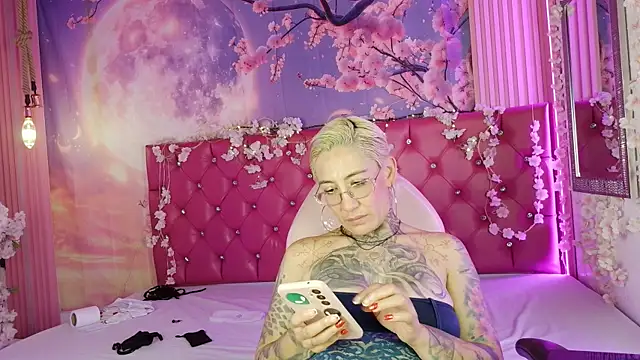 Everlyn sexx online show from April 18, 2026, 7:07 pm