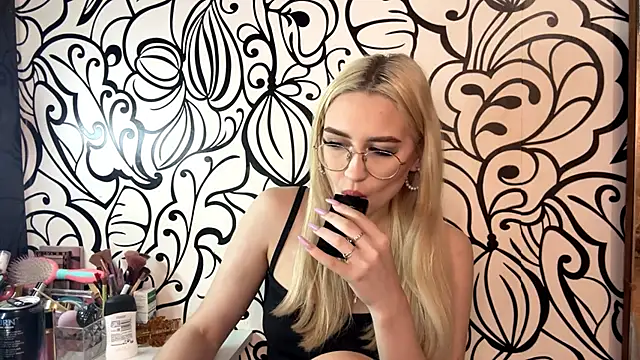 Snapshot of Kat_Catherine chatting on February 28, 2026, 11:10 am Kat Catherine online show from February 28, 2026, 11:10 am