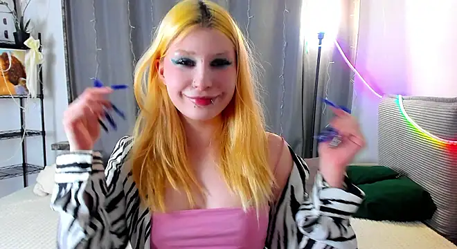 Snapshot of WarmAtEdges chatting on February 14, 2026, 2:06 pm WarmAtEdges online show from February 14, 2026, 2:06 pm