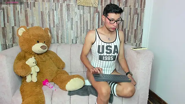 Snapshot of Miissy_ chatting on May 4, 2026, 9:17 pm Miissy online show from May 4, 2026, 9:17 pm