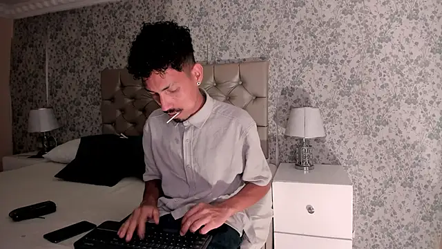 NoaahTylor online show from April 10, 2026, 2:07 am