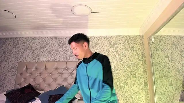 NoaahTylor online show from April 9, 2026, 4:14 am