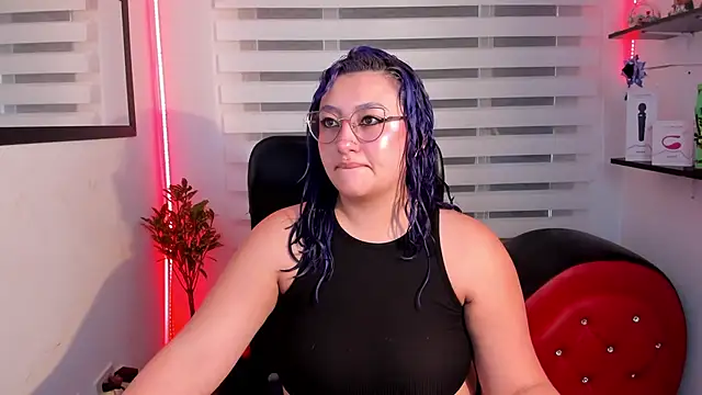 Snapshot of Emily_Jonesh chatting on June 1, 2026, 1:00 pm Emily Jonesh online show from June 1, 2026, 1:00 pm